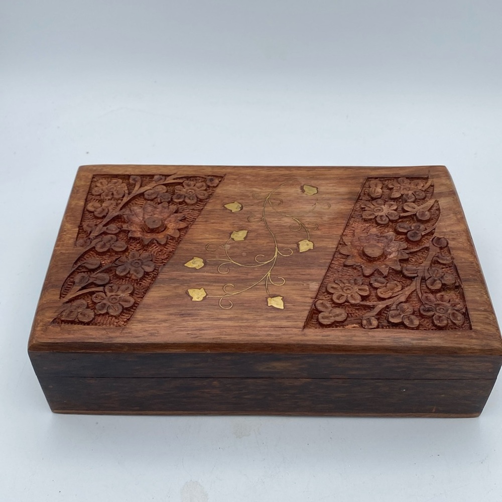 VTG wood carved  floral design w/ floral bronze color inlay keepsake jewelry box